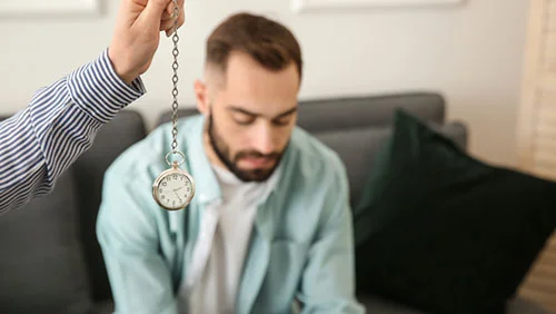 Алкозависимый на гипнотерапии